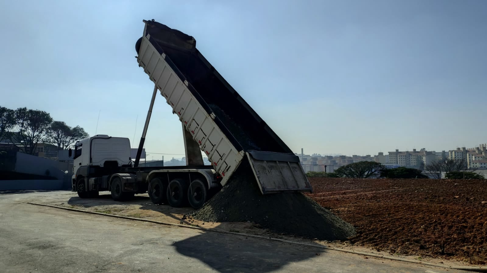 Areia, pedra, cimento e materiais para construção