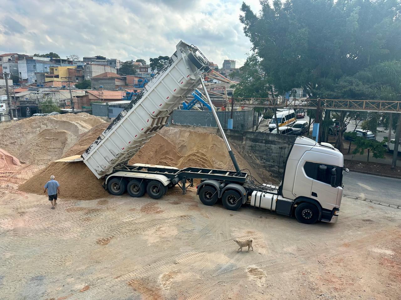 Areia, pedra, cimento e materiais para construção
