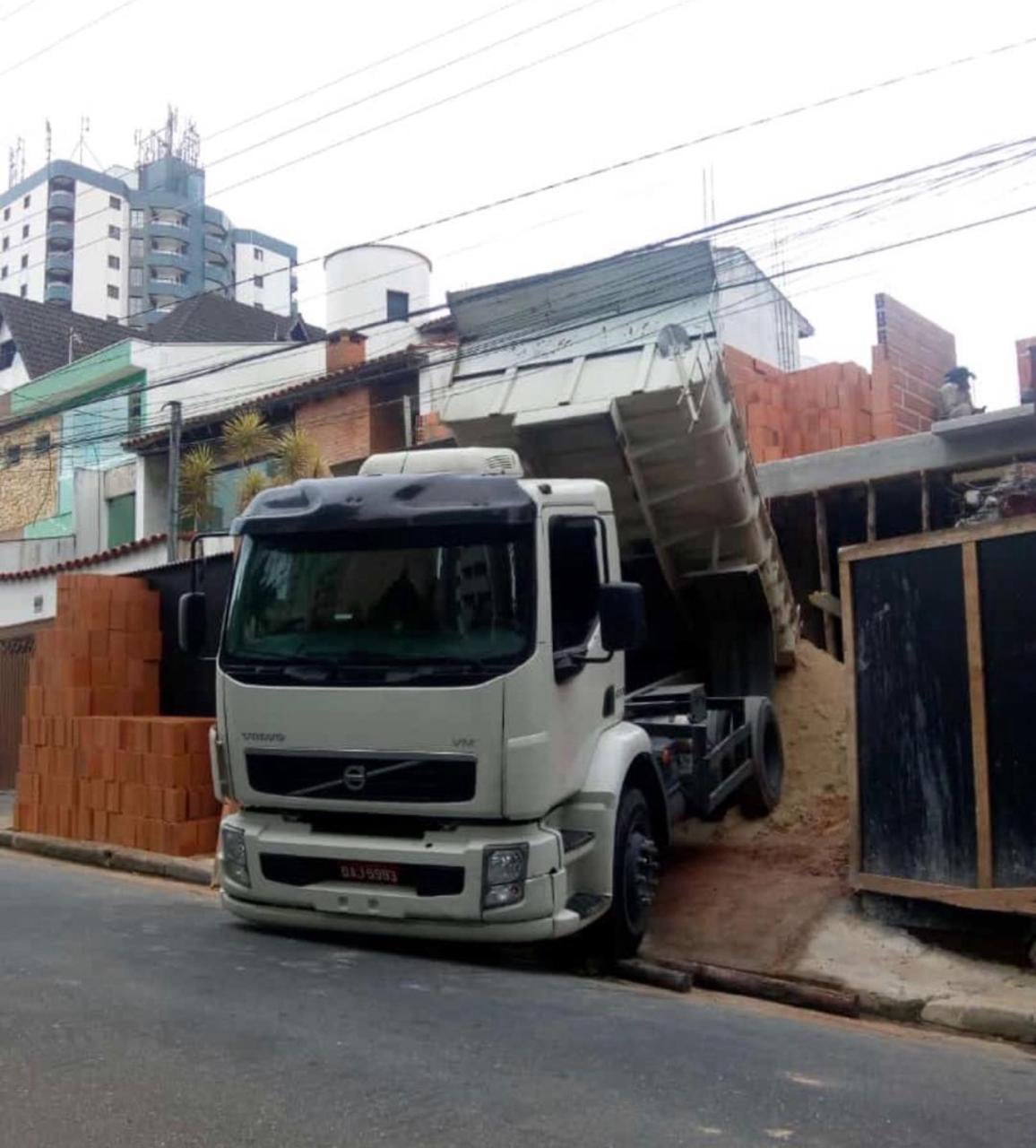 Areia, pedra, cimento e materiais para construção