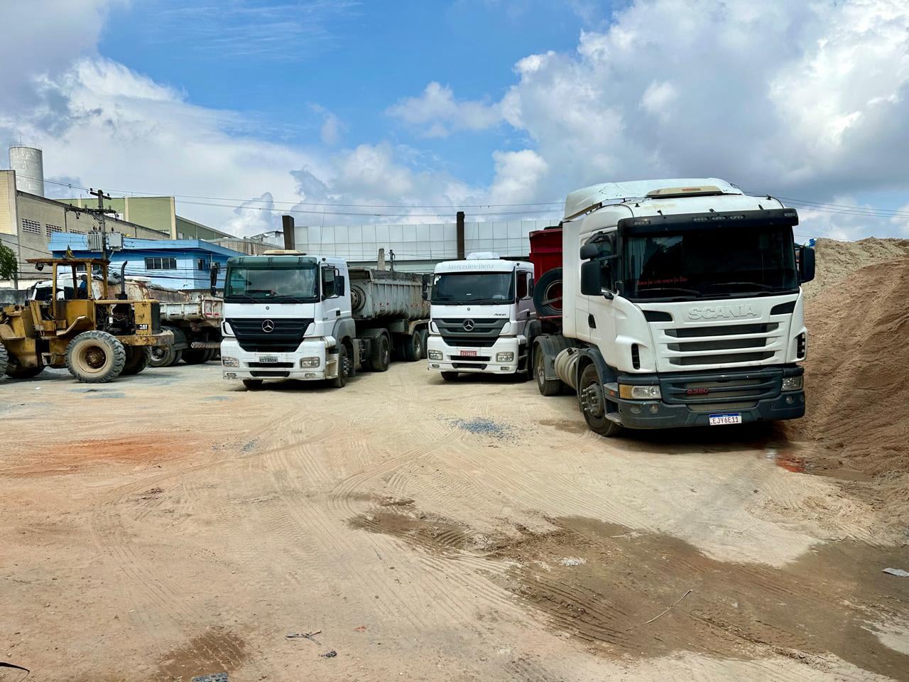Areia, pedra, cimento e materiais para construção